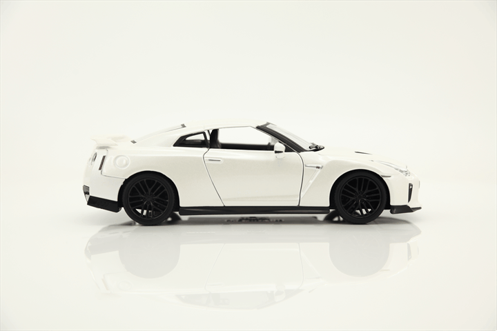 NISSAN- 2017 GT-R WHITE (1:24 )