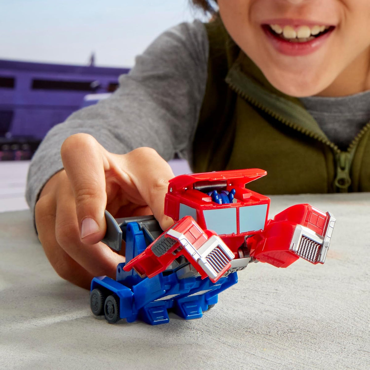 TRA EARTHSPARK 1 STEP SMASH OPTIMUS
